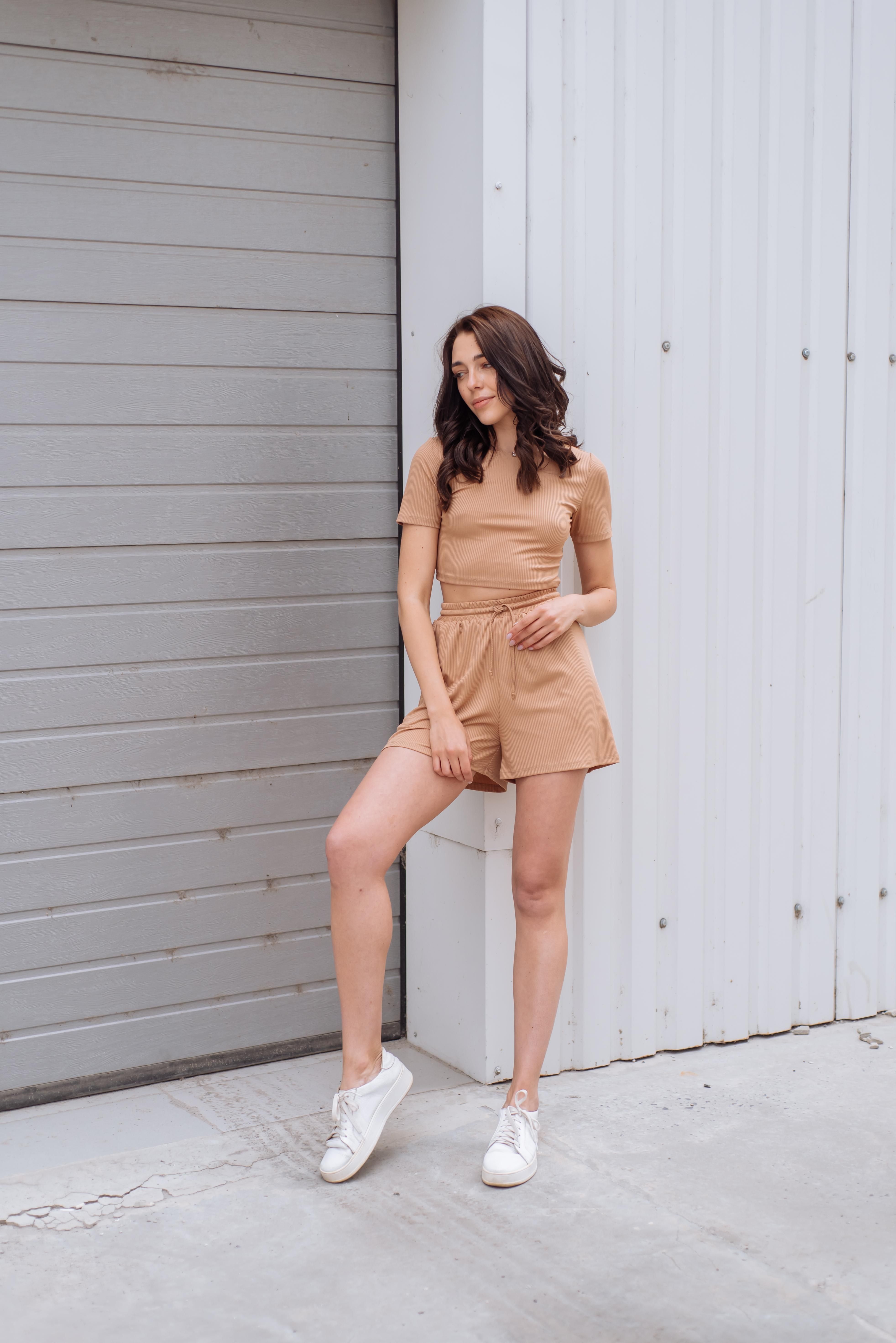 Костюм рубчик футболка с шортами бежевый