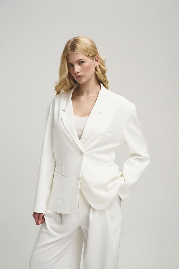 Костюм вільного крою із зав’язками на піджаку молочний URBAN-S/01 #RU# Костюм свободного кроя с завязками на пиджаке молочный URBAN-S/01 № 4