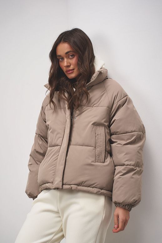Куртка вкорочена на замку бежева