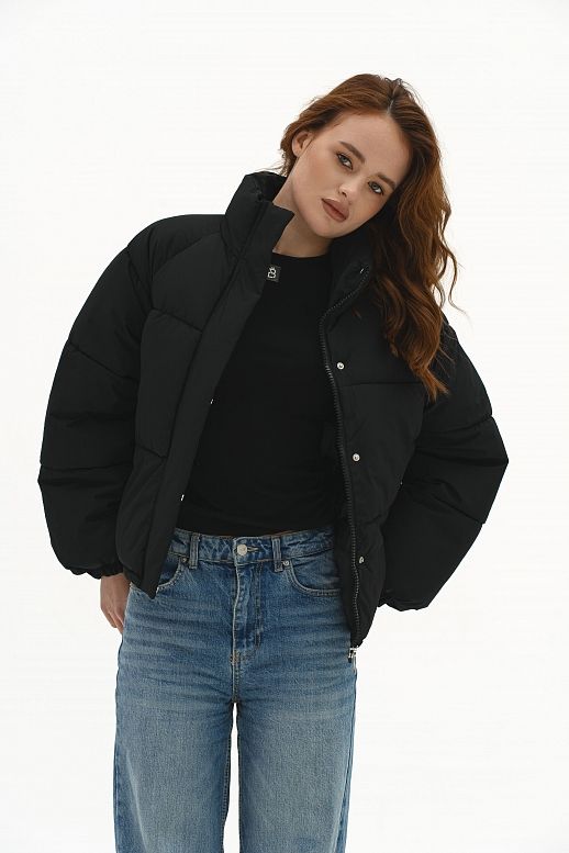 Куртка вкорочена на замку чорна