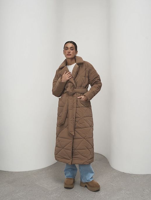 Куртка стьобана довга з поясом візерунок трикутник кавовий