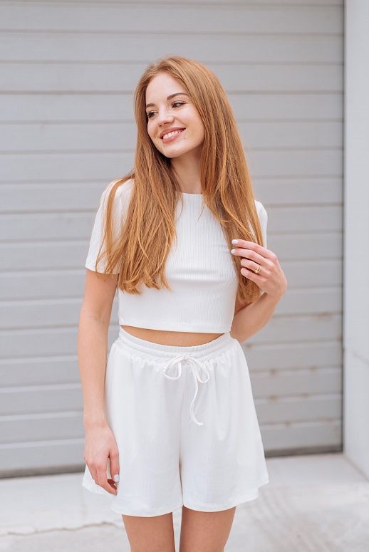 Костюм рубчик футболка с шортами молочный