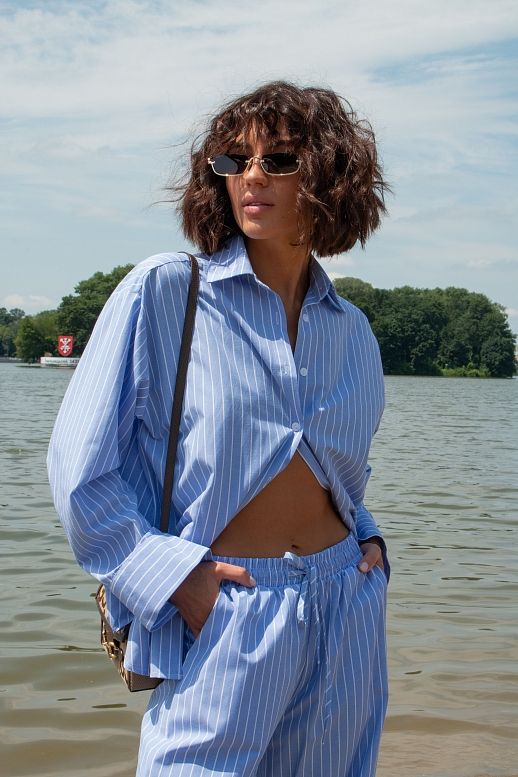 Костюм у смужку блакитний