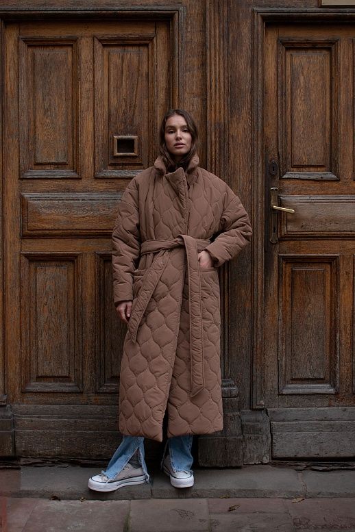 Куртка стьобана довга з поясом візерунок хвилька коричнева