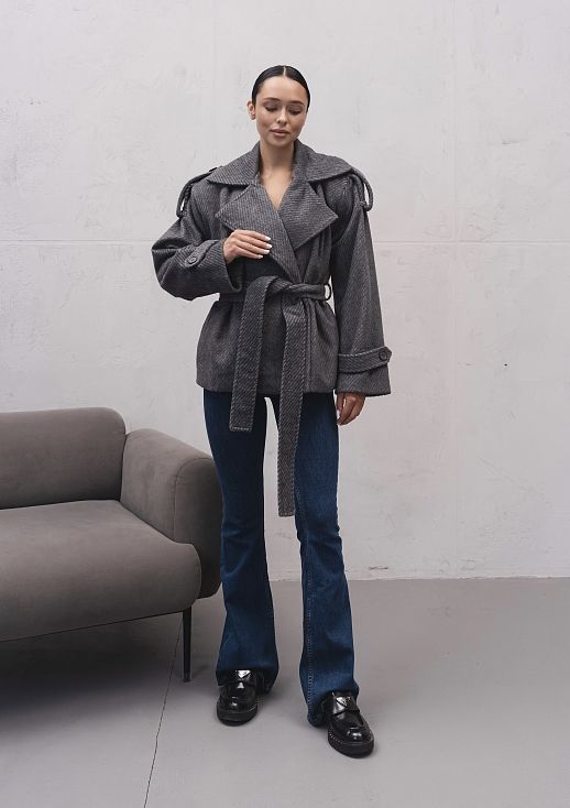 Пальто коротке з широкими плечами під пояс сіре