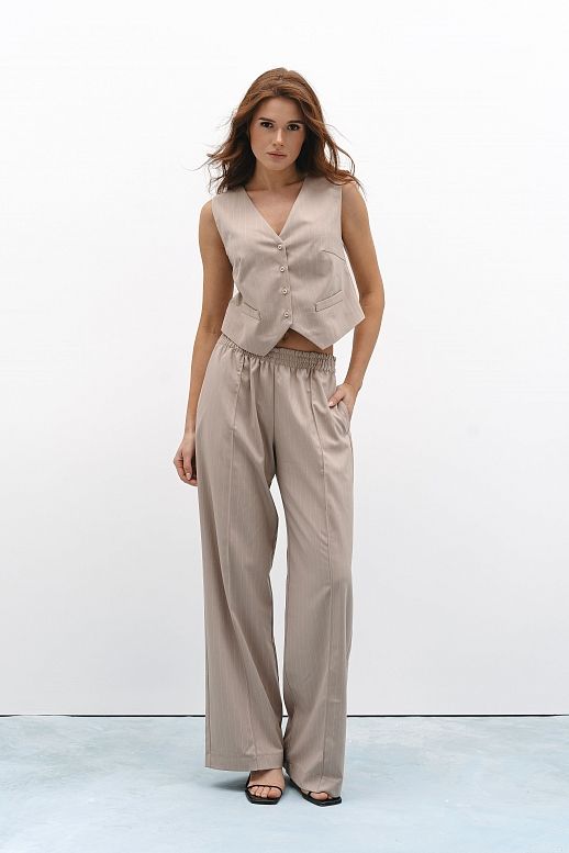 Костюм в смужку бежевий