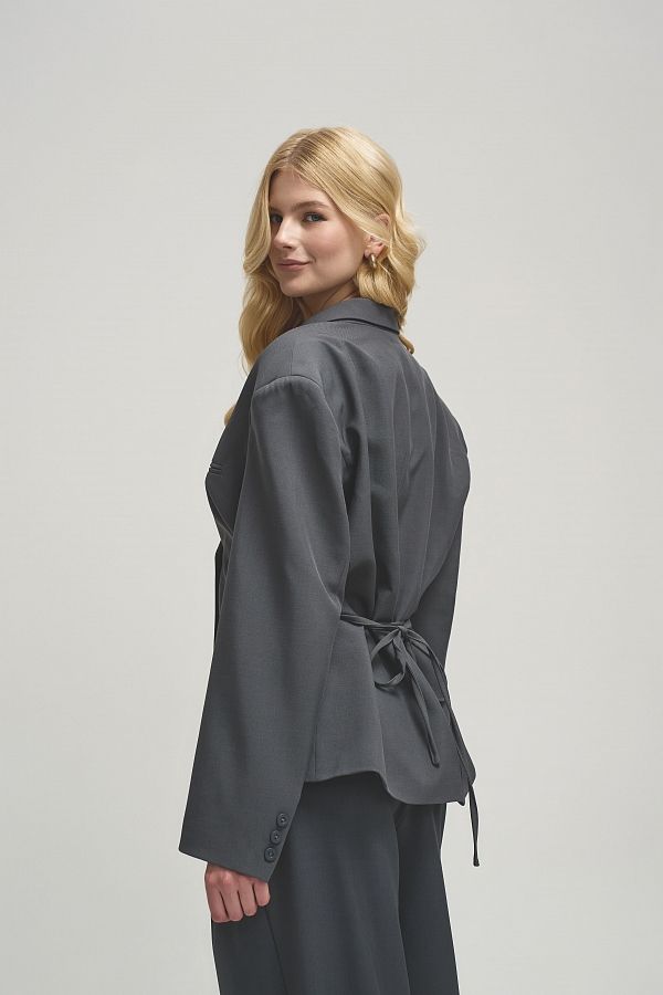 Костюм вільного крою із зав’язками на піджаку сірий URBAN-S/02 #RU# Костюм свободного кроя с завязками на сером пиджаке URBAN-S/02 № 3