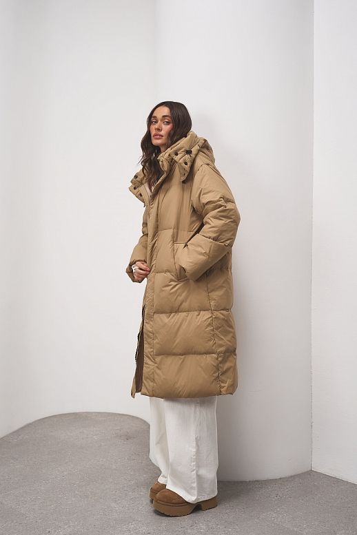 Пуховик довгий з капюшоном бежевий