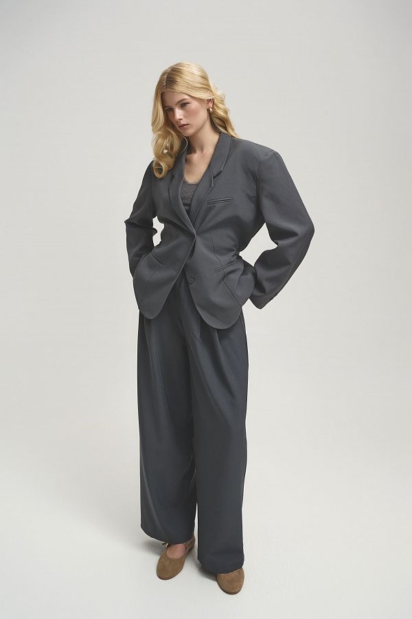 Костюм вільного крою із зав’язками на піджаку сірий URBAN-S/02 #RU# Костюм свободного кроя с завязками на сером пиджаке URBAN-S/02 № 5