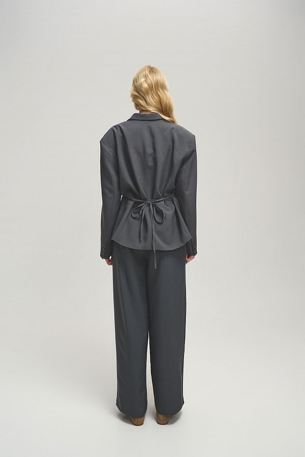 Костюм вільного крою із зав’язками на піджаку сірий URBAN-S/02 #RU# Костюм свободного кроя с завязками на сером пиджаке URBAN-S/02 № 10