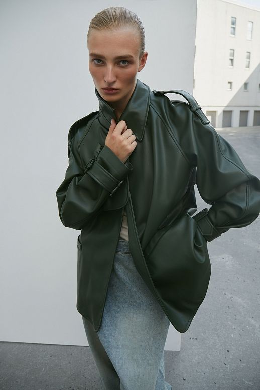 Тренч з екошкіри на замші вкорочений з поясом зелений