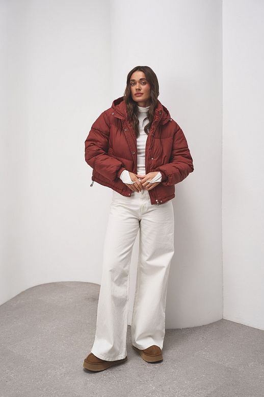 Пуховик короткий з капюшоном на замку бордовий