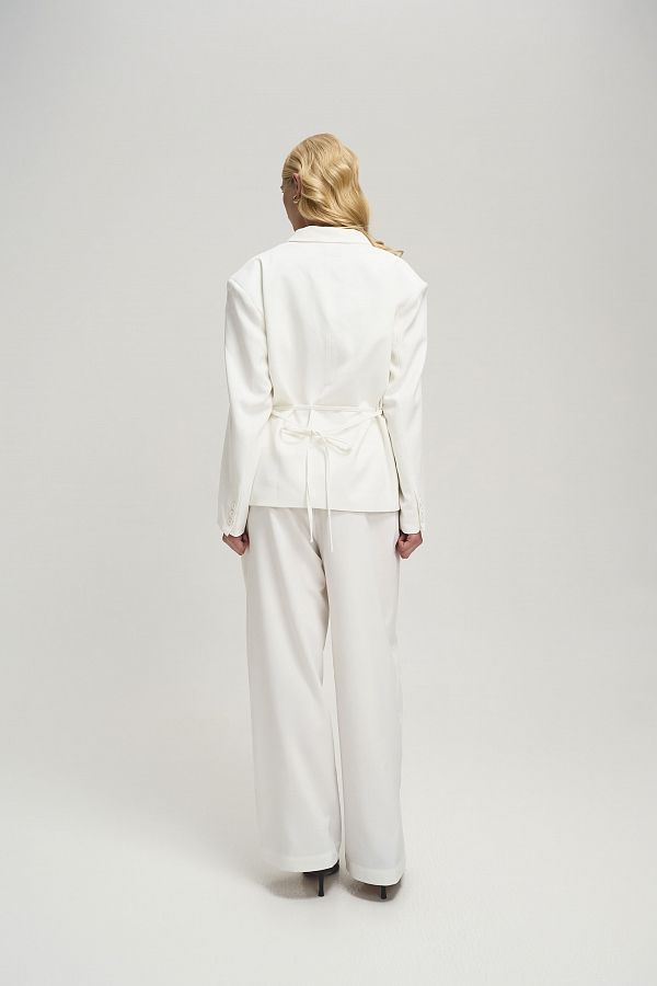 Костюм вільного крою із зав’язками на піджаку молочний URBAN-S/01 #RU# Костюм свободного кроя с завязками на пиджаке молочный URBAN-S/01 № 6