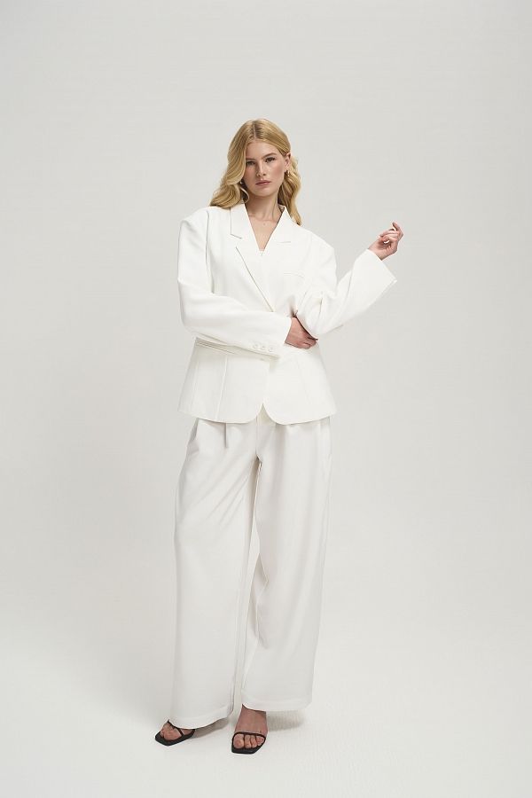 Костюм вільного крою із зав’язками на піджаку молочний URBAN-S/01 #RU# Костюм свободного кроя с завязками на пиджаке молочный URBAN-S/01 № 1