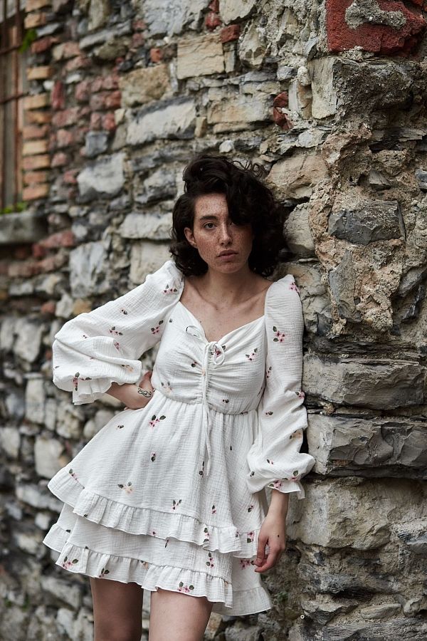 Сукня міні муслінова з рюшами молочна в рожеві квіти  № 1