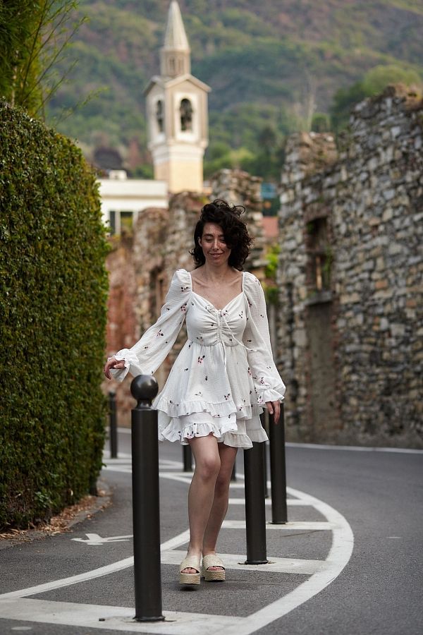 Сукня міні муслінова з рюшами молочна в рожеві квіти  № 3