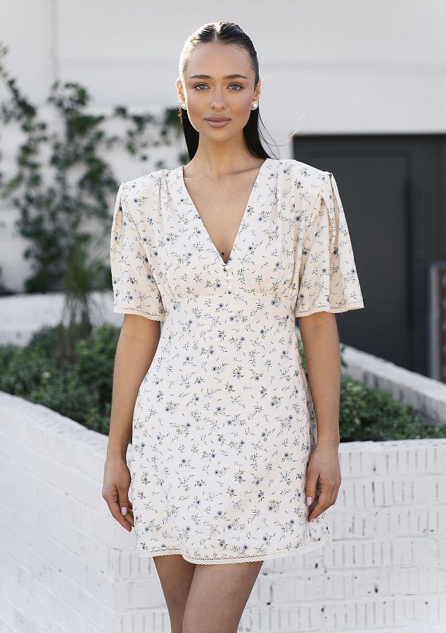 Сукня міні з гудзиками та мереживом світло-бежева в блакитні квіти DRKOR/07 № 3