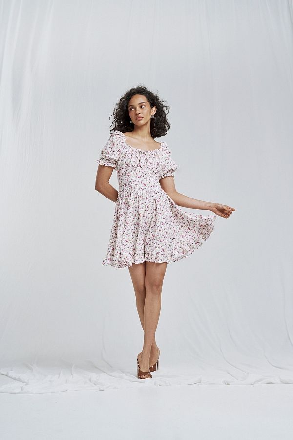 Сукня міні з поясом та рюшами молочне в рожеві квіти D0723/4 № 1