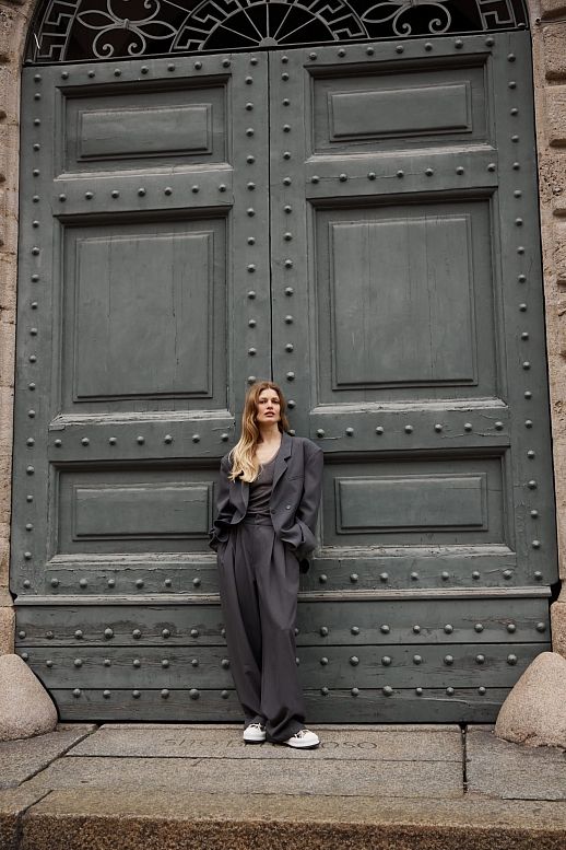 Костюм вільного крою із зав’язками на піджаку сірий