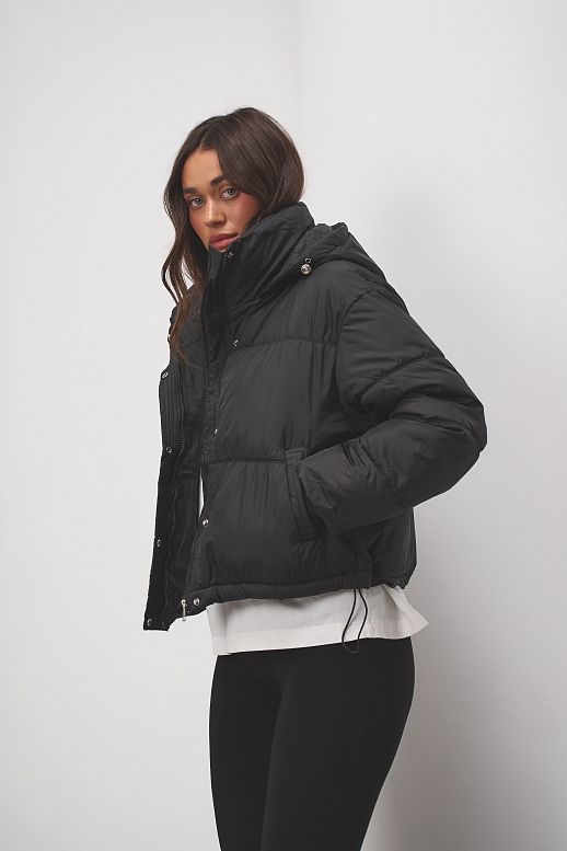 Пуховик короткий з капюшоном на замку чорний