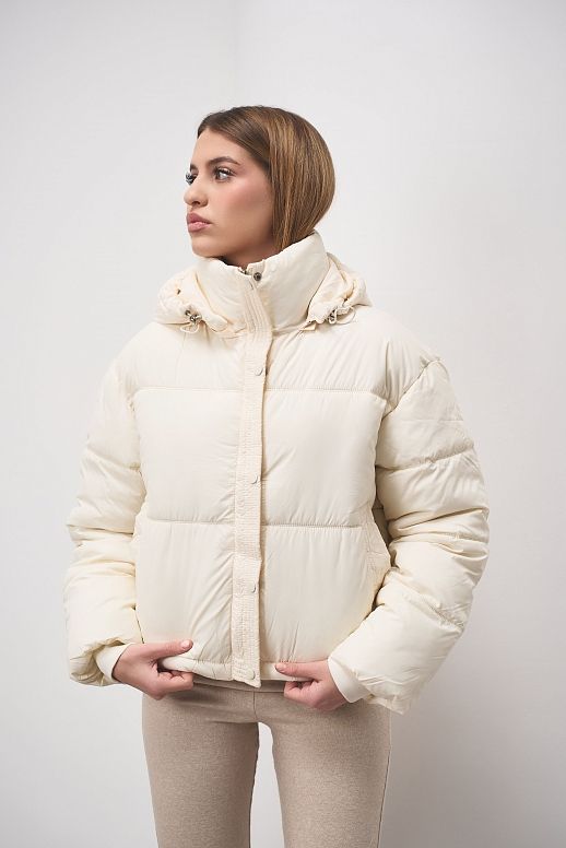 Пуховик короткий з капюшоном на замку молочний