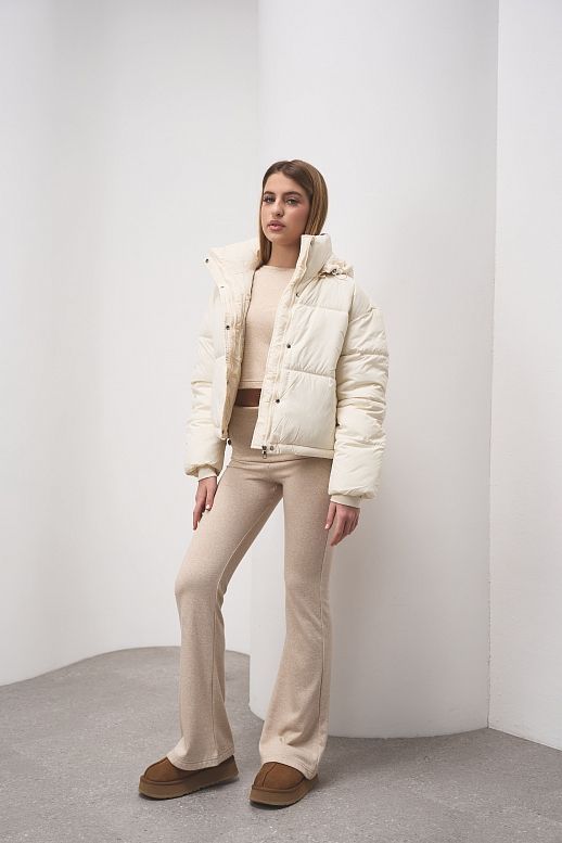 Пуховик короткий з капюшоном на замку молочний