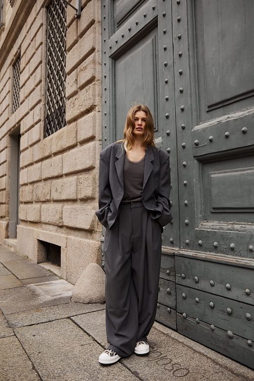 Костюм вільного крою із зав’язками на піджаку сірий