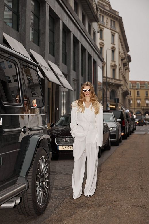 Костюм вільного крою із зав’язками на піджаку молочний